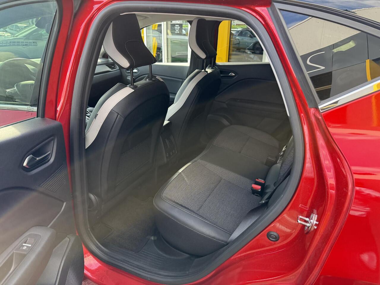 Renault CAPTUR 1.3 TCe 130 Intens | Trekhaak | Navigatie | Achteruitrijcamera | DAB | Climate Control | Key-less | Cruise Control | Parkeersensoren | LED |
