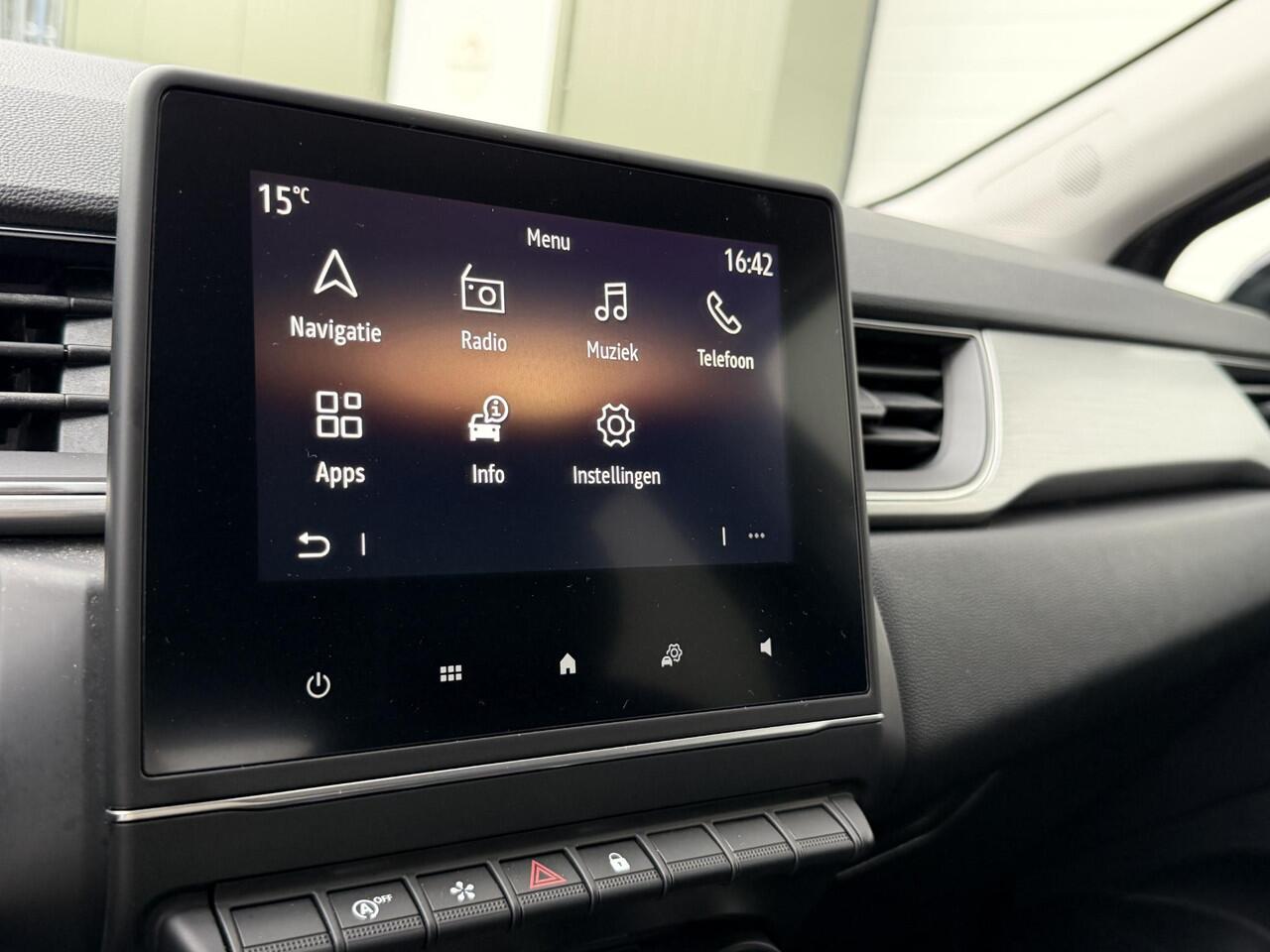 Renault CAPTUR 1.0 TCe 100 Intens / Clima / Navi / 17" LM velgen / Sensoren V+A / Keyless / Getinte ramen achter