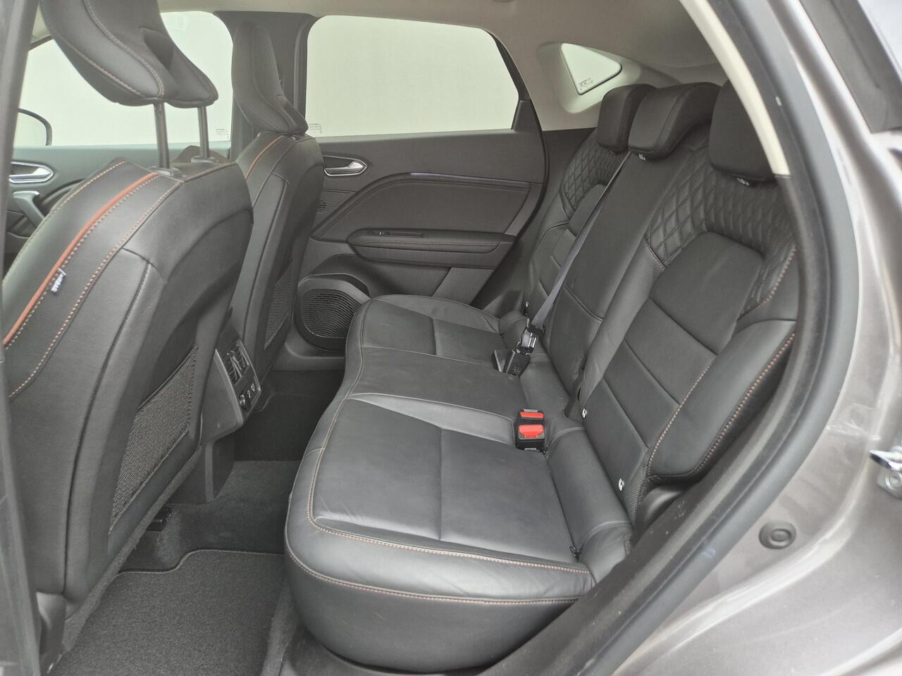 Renault CAPTUR 1.6 E-Tech Plug-in Hybrid 160 Initiale Paris / Automaat / Apple Carplay Android Auto / Stoelverwarming / Bose Audio Systeem / Achteruitrijcamera / Keyless Entry/Start / Cruise control / Climate control / Navigatie /