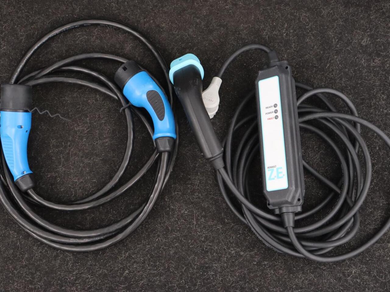 Renault CAPTUR E-TECH Plug-in Hybrid Intens | 360 camera | Carplay | Park Assist | Navigatie | Keyless | Full LED | Climate control | Cruise control | PHEV