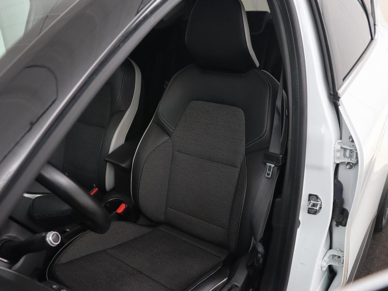 Renault CAPTUR 1.0 TCe Edition One | Trekhaak | 360 Camera | Carplay | Keyless | Navigatie | Half leder | Park Assist | Climate control | Dodehoek detectie | Cruise control | Bluetooth