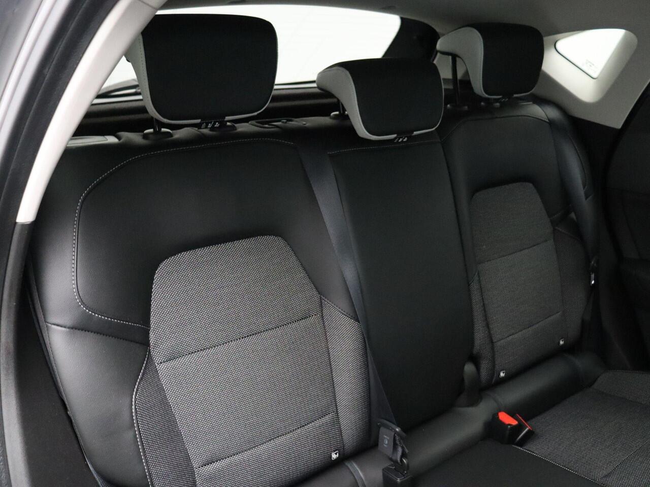 Renault CAPTUR TCe 100pk Intens | Parkeersensoren voor en achter | Elektronische klimaatregeling | Cruise control | Lichtmetalen velgen | Navigatie |