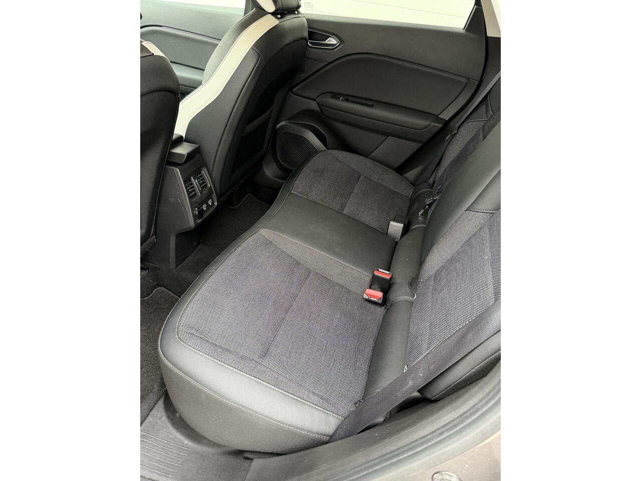 Renault CAPTUR 1.0 TCe 100 Intens / Clima / Navi / 17" LM velgen / Sensoren V+A / Keyless / Getinte ramen achter