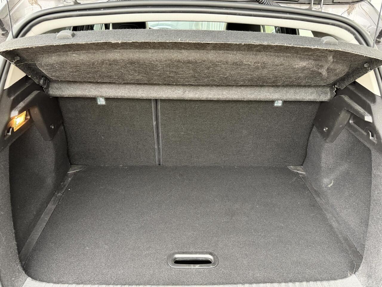 Renault CAPTUR 1.0 TCe 100 Intens / Clima / Navi / 17" LM velgen / Sensoren V+A / Keyless / Getinte ramen achter