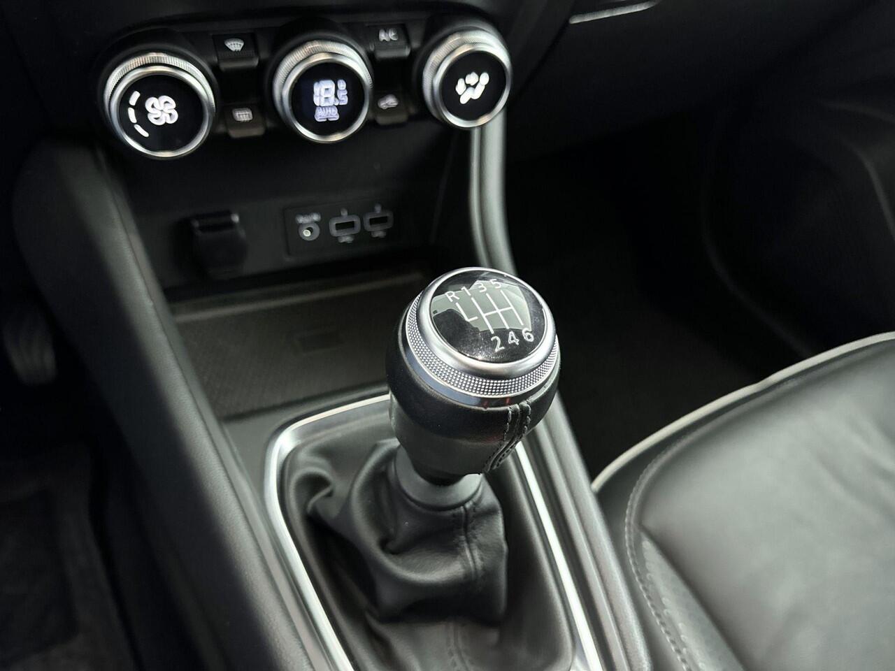 Renault CAPTUR 1.3 TCe Intens 130PK | Trekhaak | Navigatie | Achteruitrijcamera | Lederen Bekleding | Apple CarPlay & Android Auto