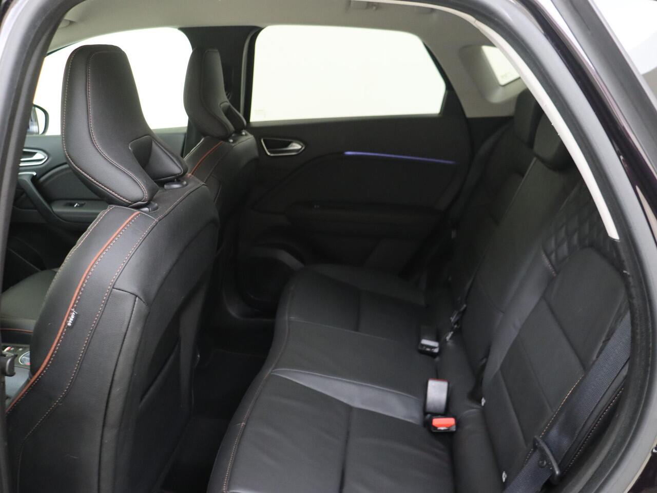 Renault CAPTUR 1.3 TCe 130PK Initiale Paris | Trekhaak | Lederen Bekleding | Stoel- & Stuurwielverwarming | BOSE Premium Sound | 360-graden Camera | Adaptieve Cruise Control incl. Stuurhulp | 9,3" Full-Map Navigatie | Apple Carplay & Android Auto