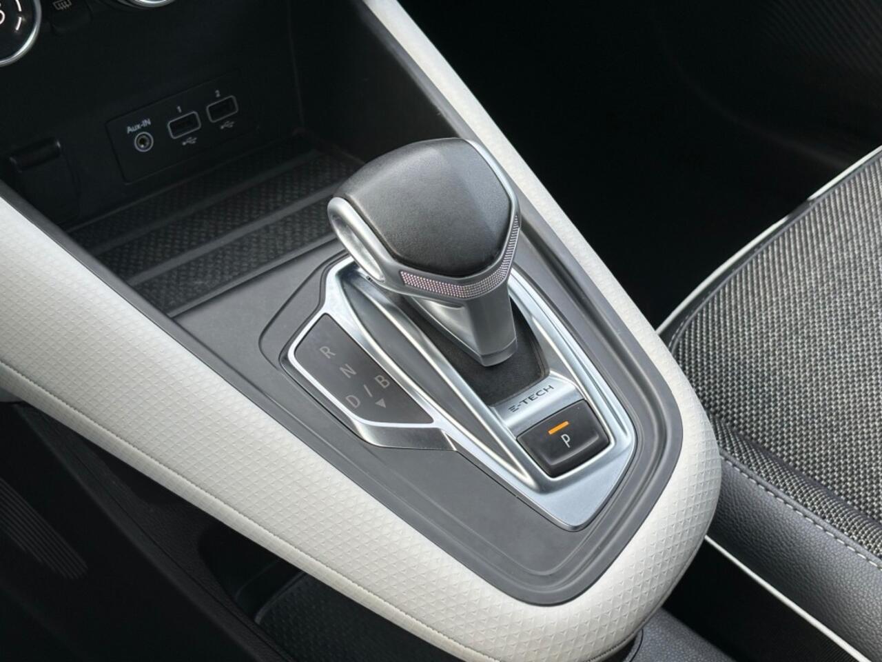 Renault CAPTUR 1.6 E-TECH Plug-in-Hybrid AUT. LED HALF-LEER NAVI CAMERA CARPLAY AIRCO LMV PDC