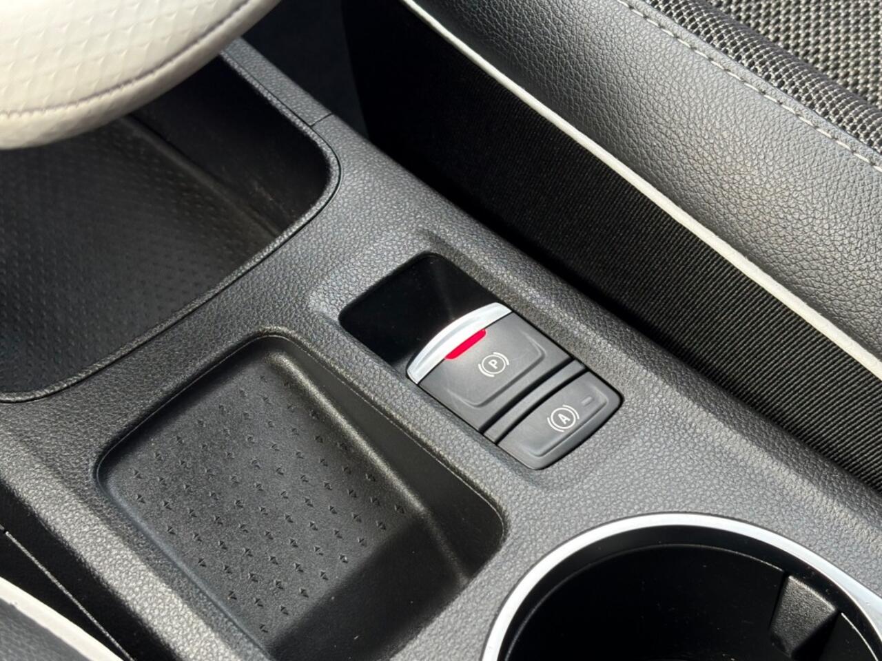 Renault CAPTUR 1.6 E-TECH Plug-in-Hybrid AUT. LED HALF-LEER NAVI CAMERA CARPLAY AIRCO LMV PDC