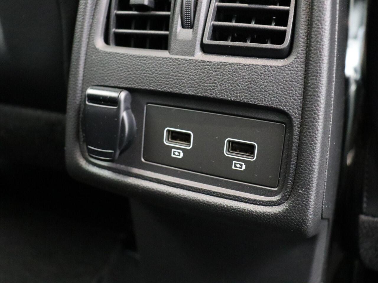 Renault CAPTUR TCe 100pk Intens | Parkeersensoren voor en achter | Elektronische klimaatregeling | Cruise control | Lichtmetalen velgen | Navigatie |