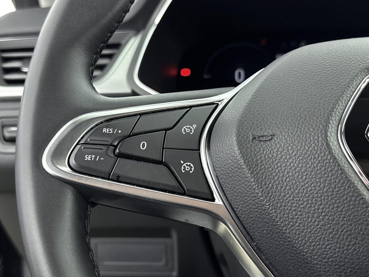 Renault CAPTUR 1.6 E-Tech Plug-in Hybrid 160Pk Intens | Navigatie | Apple & Android Carplay | Parkeersensoren Voor & Achter | Achteruitrijcamera | Climate Control | Trekhaak | Cruise Control & Snelheidsbegrenzer | Keyless Entry |