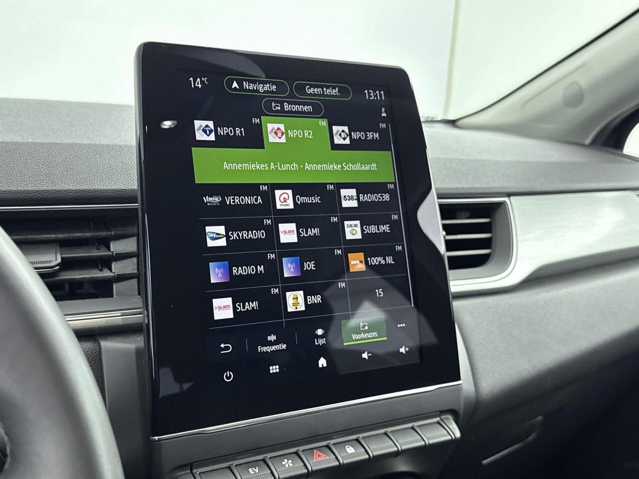 Renault CAPTUR 1.6 E-Tech Plug-in Hybrid 160Pk Intens | Navigatie | Apple & Android Carplay | Parkeersensoren Voor & Achter | Achteruitrijcamera | Climate Control | Trekhaak | Cruise Control & Snelheidsbegrenzer | Keyless Entry |