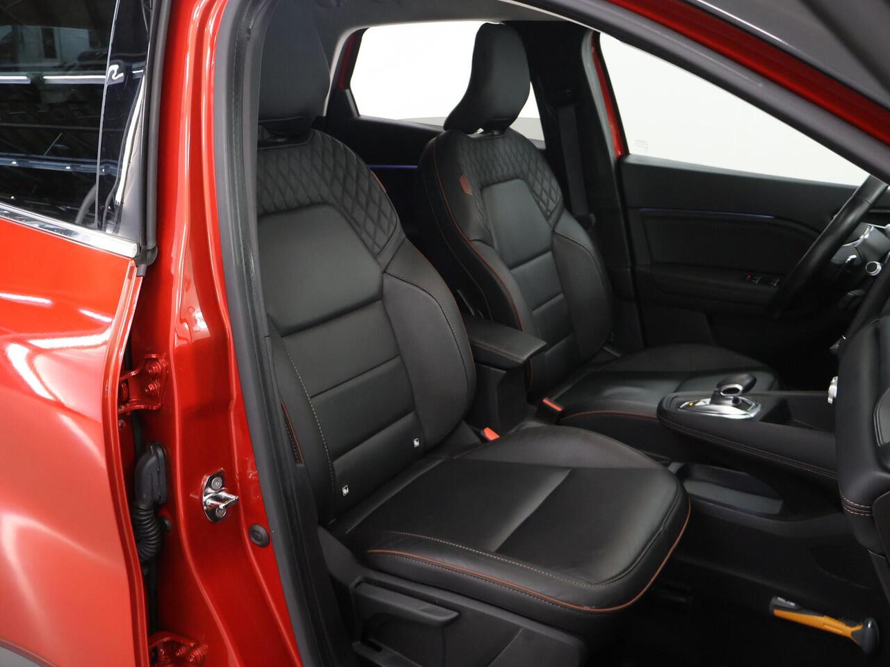 Renault CAPTUR 1.3 TCe 155 Initiale Paris | Panoramadak | Lederen Interieur | Navigatie | 360° Camera | DAB | Apple Carplay/Android Auto | Stoelverwarming | Cruise Control Adaptief | Bose Audio | Keyless Entry/Go |