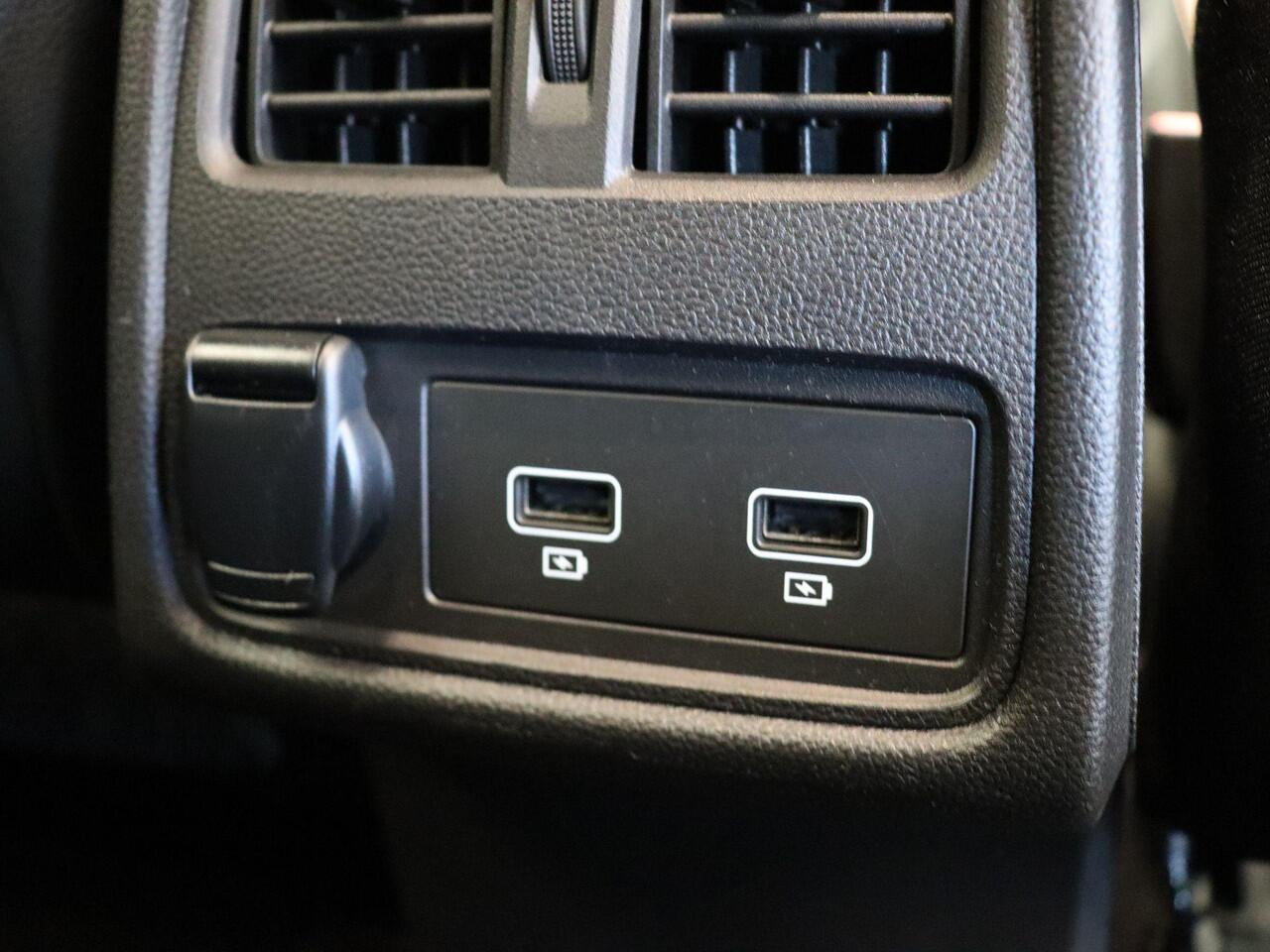 Renault CAPTUR E-Tech Plug-in Hybrid 160pk Initiale Paris | Lederen bekleding| Elektrische stoelverstelling| Stoel en stuurwielverwarming| Bose audio| Navigatie|