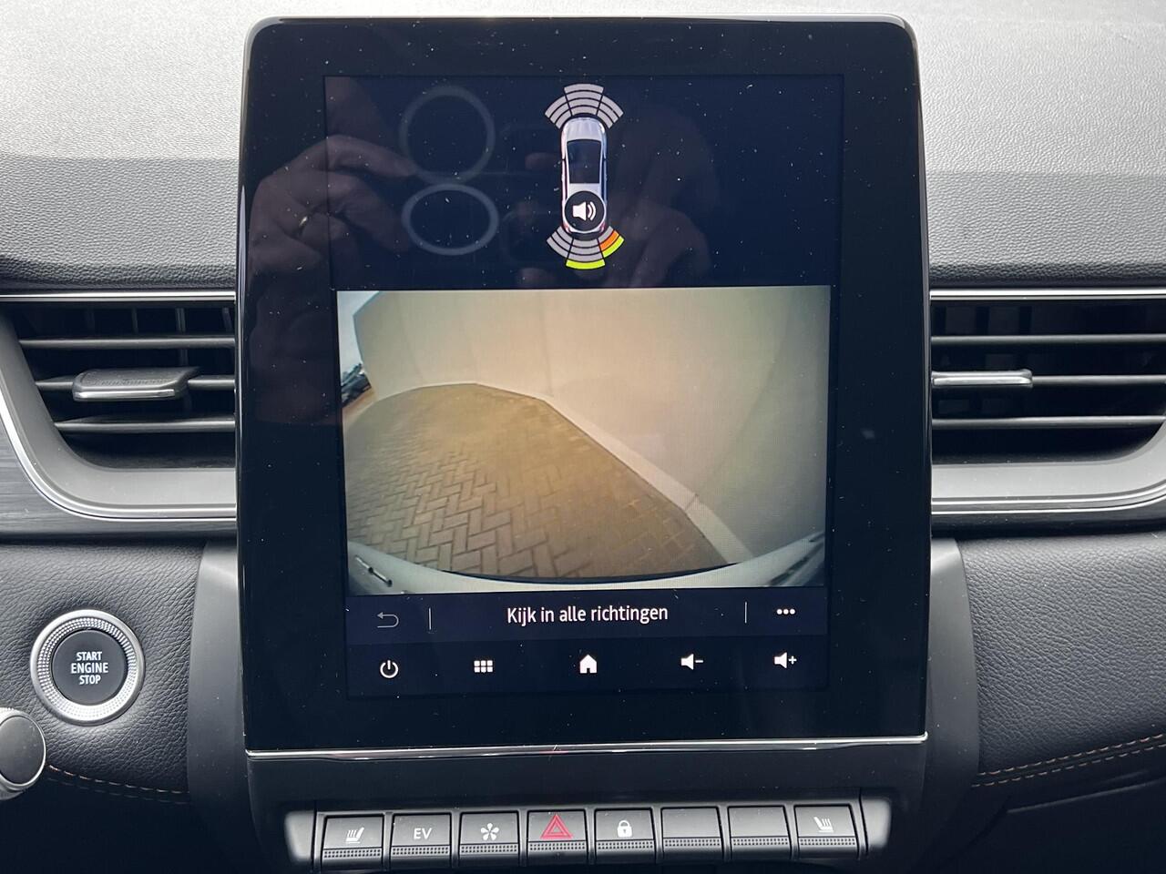 Renault CAPTUR E-TECH Plug-in 160 Hybrid Initiale Paris Automaat / Dealer onderhouden / Leder / Stuur- en stoelverwarming / Navigatie groot scherm / Apple Carplay Android / Camera / 18" LM wielen /