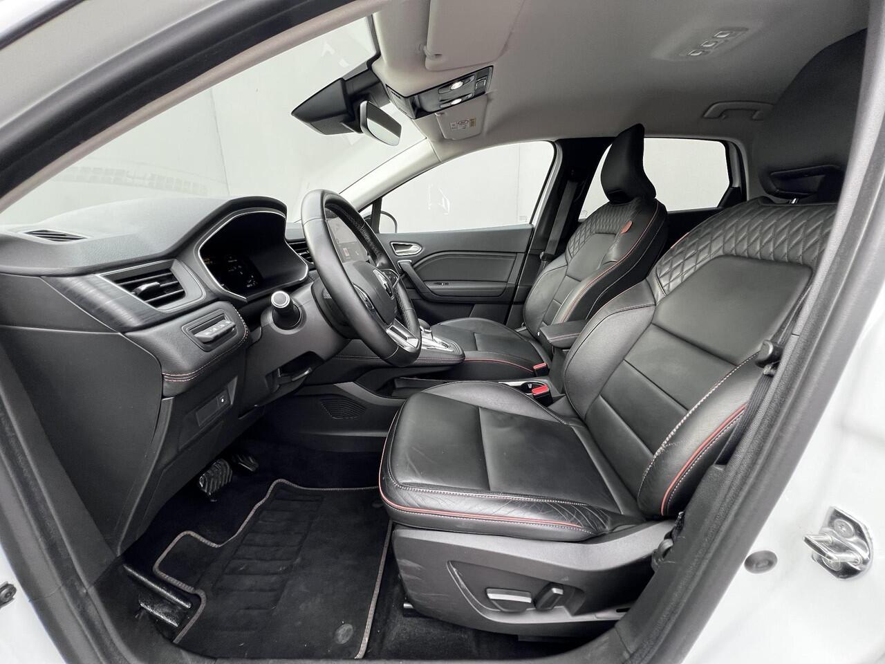 Renault CAPTUR E-TECH Plug-in 160 Hybrid Initiale Paris Automaat / Dealer onderhouden / Leder / Stuur- en stoelverwarming / Navigatie groot scherm / Apple Carplay Android / Camera / 18" LM wielen /