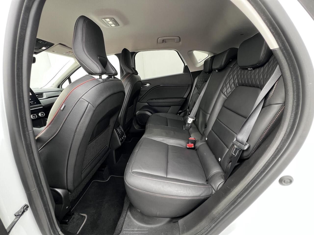 Renault CAPTUR E-TECH Plug-in 160 Hybrid Initiale Paris Automaat / Dealer onderhouden / Leder / Stuur- en stoelverwarming / Navigatie groot scherm / Apple Carplay Android / Camera / 18" LM wielen /