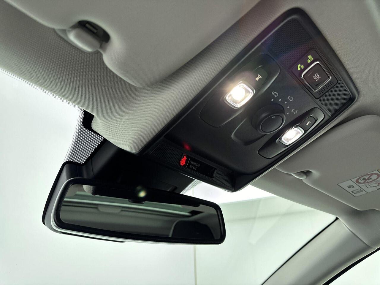 Renault CAPTUR 1.3 TCe 140Pk Intens | Navigatie | All Season Banden | Cruise & Climate Control | Panorama Schuif/Kantel Dak | Achteruitrij Camera & Parkeersensoren | Half Lederen Bekleding | Apple & Android Carplay