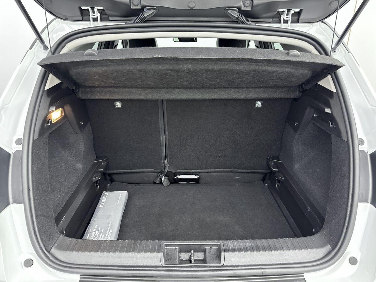 Renault CAPTUR 1.3 TCe 140Pk Intens | Navigatie | All Season Banden | Cruise & Climate Control | Panorama Schuif/Kantel Dak | Achteruitrij Camera & Parkeersensoren | Half Lederen Bekleding | Apple & Android Carplay