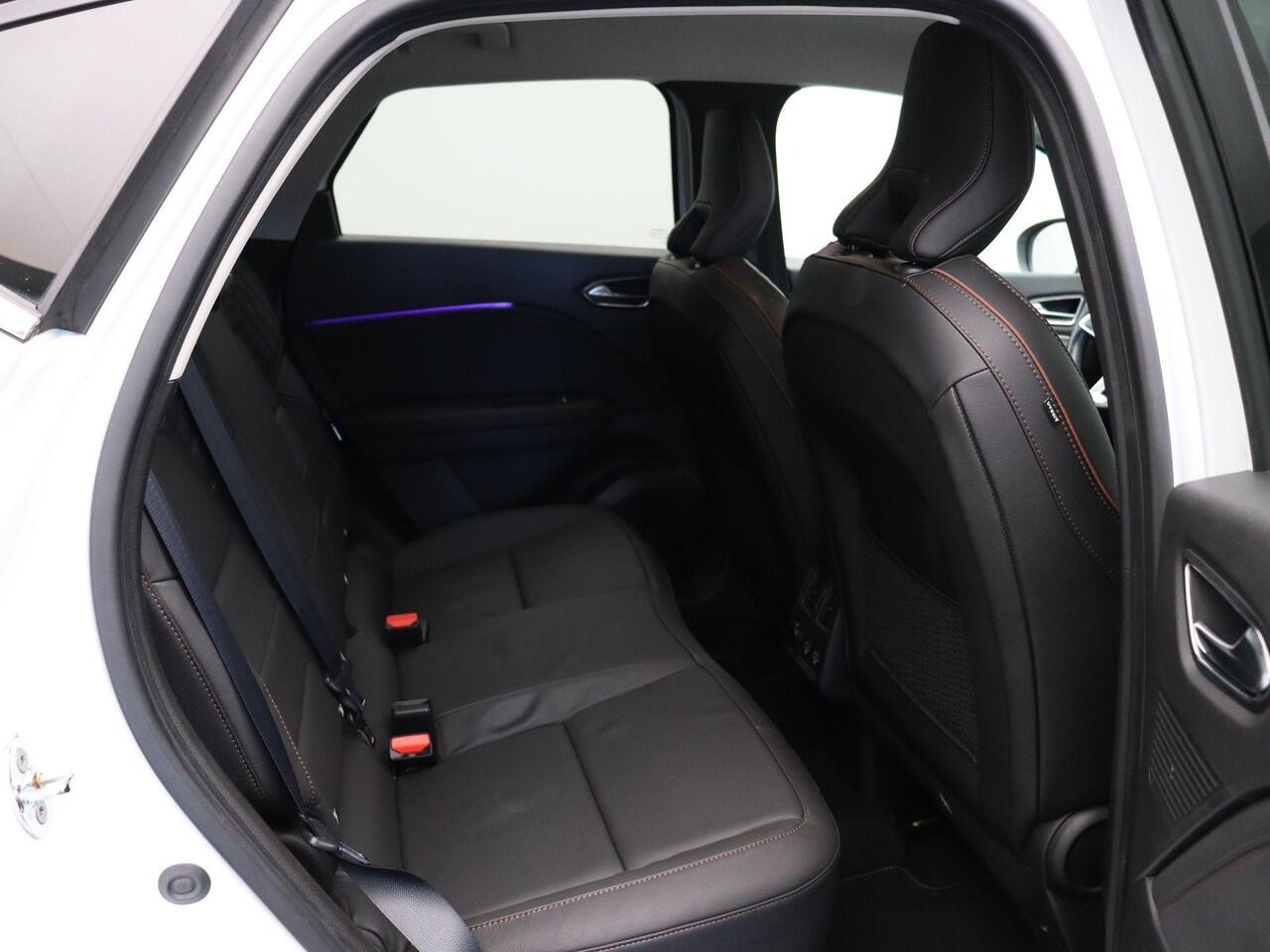 Renault CAPTUR E-Tech Plug-in Hybrid 160pk Initiale Paris | Lederen bekleding| Elektrische stoelverstelling| Stoel en stuurwielverwarming| Bose audio| Navigatie|