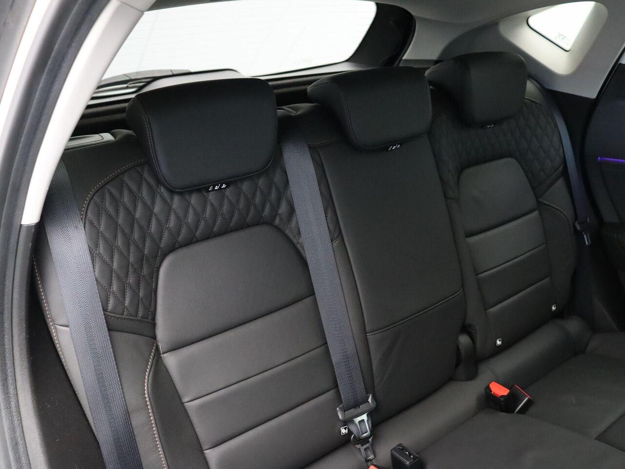 Renault CAPTUR E-Tech Plug-in Hybrid 160pk Initiale Paris | Lederen bekleding| Elektrische stoelverstelling| Stoel en stuurwielverwarming| Bose audio| Navigatie|