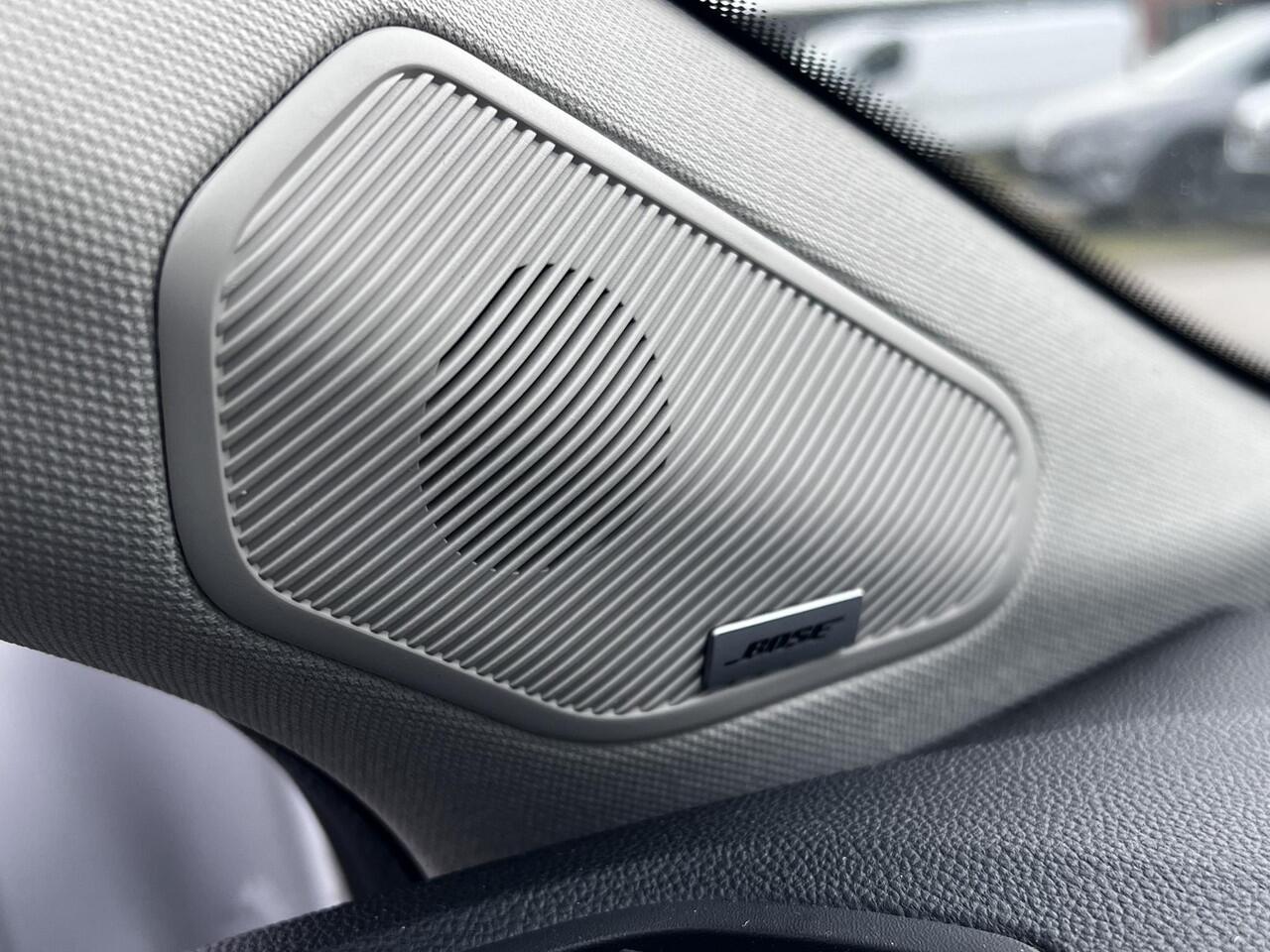 Renault CAPTUR E-TECH Plug-in 160 Hybrid Initiale Paris Automaat / Dealer onderhouden / Leder / Stuur- en stoelverwarming / Navigatie groot scherm / Apple Carplay Android / Camera / 18" LM wielen /