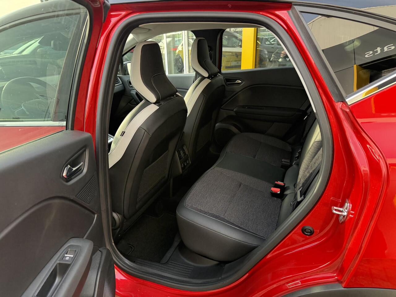 Renault CAPTUR 1.3 TCe 140 Intens | NAP | Navigatie | Achteruitrijcamera | DAB | Climate Control | Key-less | LED | Cruise Control | Lichtmetaal |