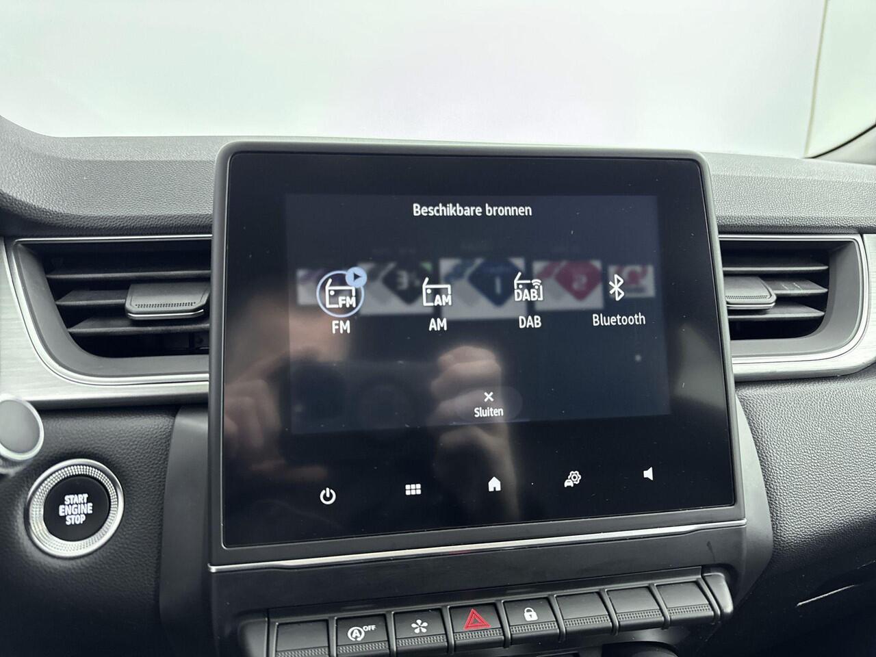 Renault CAPTUR 1.0 TCe 90Pk Intens | Navigatie | Apple & Android Carplay | Parkeersensoren & Camera | Climate Control | Trekhaak | Lichtmetalen Velgen | Privacy Glass | Keyless Entry |