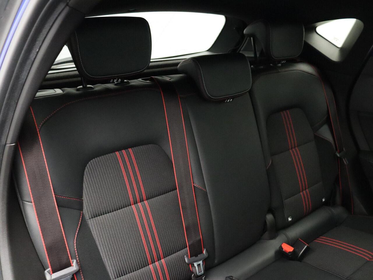 Renault CAPTUR TCe 140 R.S. Line | Geremd 1500kg | Grootscherm navigatie | 360 graden camera | Winterpakket | Adaptive Cruise Control | Bose |