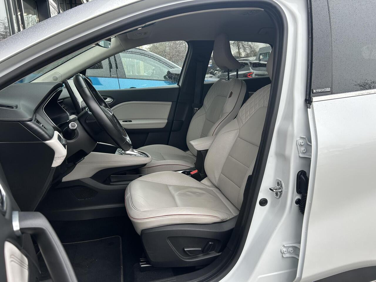 Renault CAPTUR 1.6 E-Tech Plug-in Hybrid 160 Initiale Paris / Lederen Bekleding / Achteruitrijcamera / Stoel & Stuurverwarming / Trekhaak / Apple Carplay & Android Auto / Cruise Control / Climate Control / Parkeersensoren /