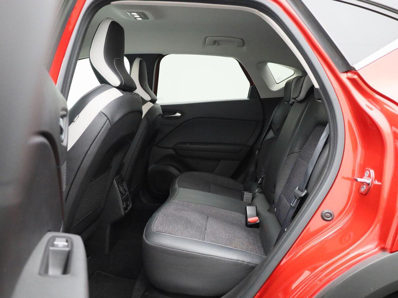 Renault CAPTUR 1.6 E-Tech Plug-in Hybrid 160 Intens | Camera | PDC Voor + Achter | 9,3" Full-Map Navigatie i.c.m. 10,1" Digitaal Instrumentenpaneel | LED Pure Vision | Climate Control | Cruise Control & Snelheidsbegrenzer | Apple Carplay & Android Auto