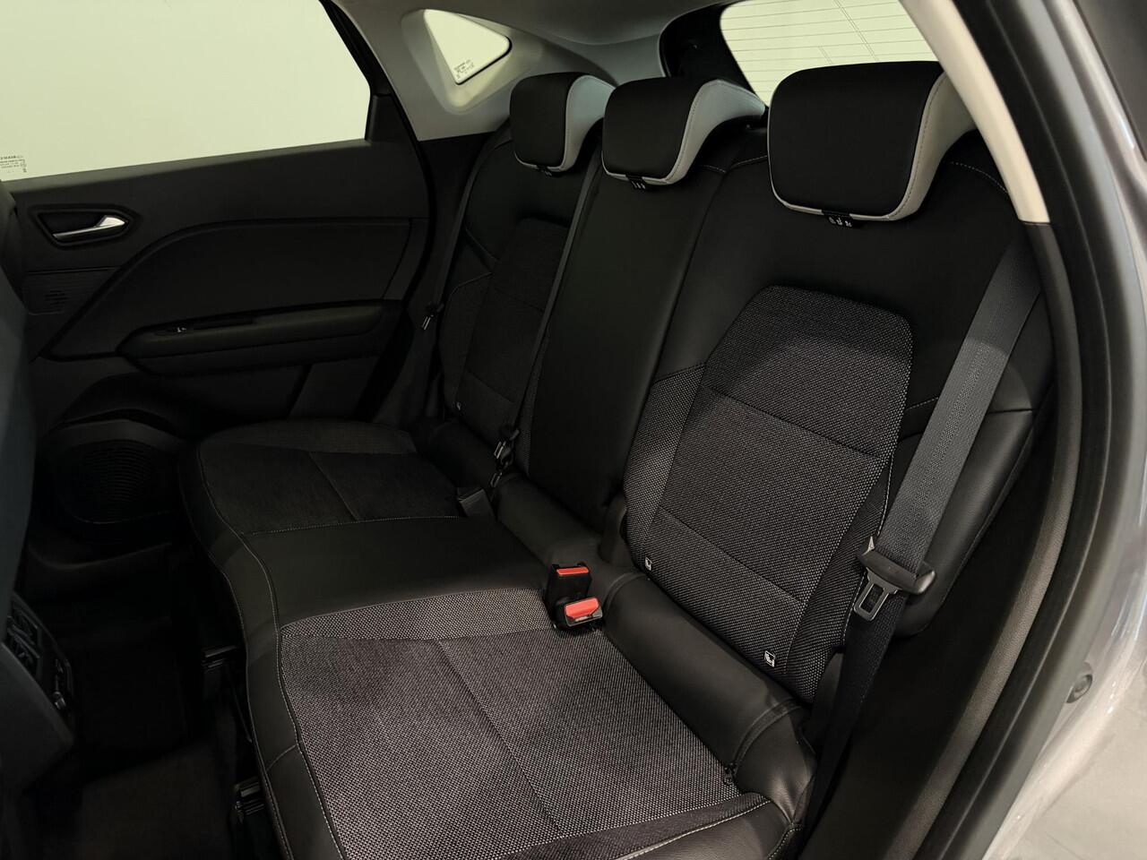 Renault CAPTUR 1.6 E-Tech Hybrid 145 Intens | Navigatie | Climate Control | Cruise Control | Lichtmetalen velgen 17" | Parkeersensoren voor, achter en achteruitrijcamera | Apple Carplay/Android Auto