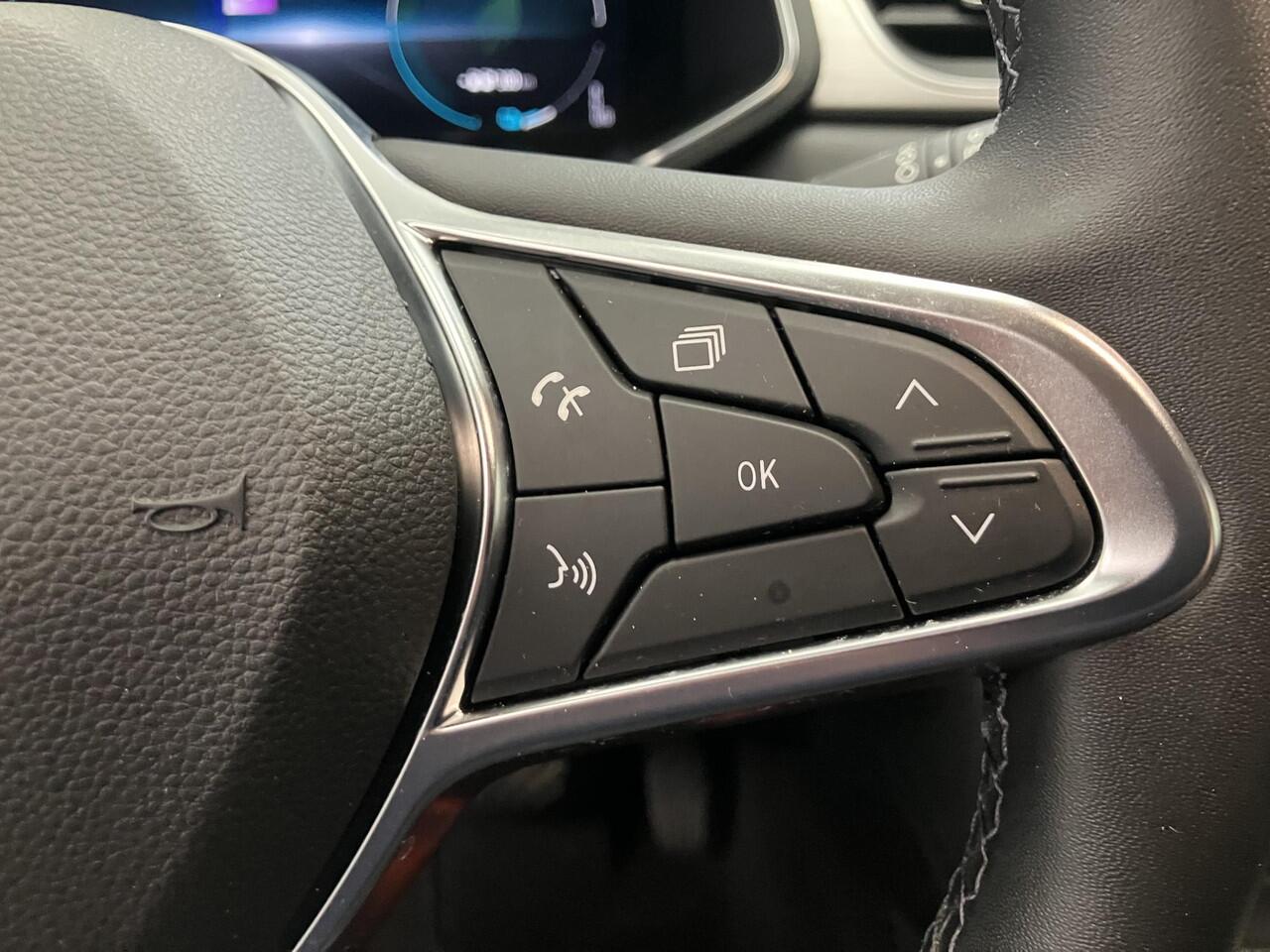 Renault CAPTUR 1.6 E-Tech Plug-in Hybrid 160 Intens / Eerste Eigenaar / NL Auto / Dealer Onderhouden / Navigatie / Camera / Climate Control / Half Lederen Bekleding / Digitaal Dashboard / Apple CarPlay/Android Auto /