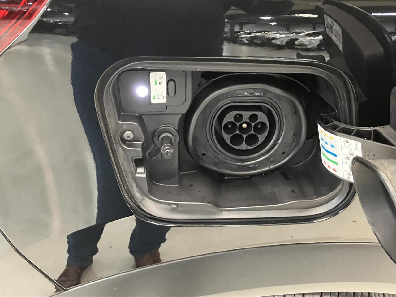 Renault CAPTUR 1.6 E-Tech Plug-in Hybrid 160 Intens / Eerste Eigenaar / NL Auto / Dealer Onderhouden / Navigatie / Camera / Climate Control / Half Lederen Bekleding / Digitaal Dashboard / Apple CarPlay/Android Auto /