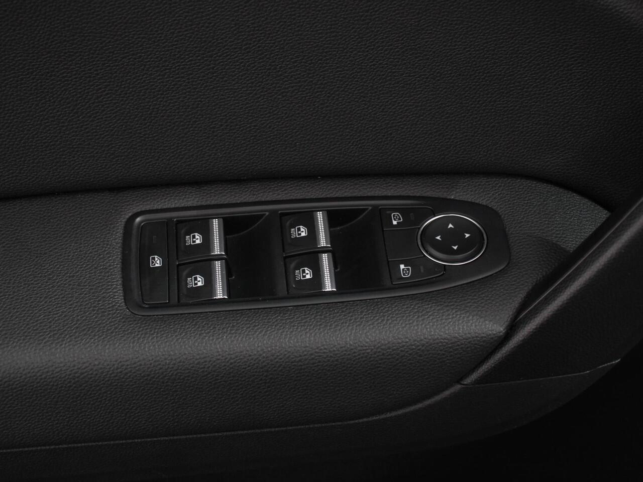 Renault CAPTUR 1.0 TCe 90 Intens | Navigatie | Climate Control | Virtual Cockpit | Led | Parkeer sensoren | Cruise Control | Lichtmetalen velgen