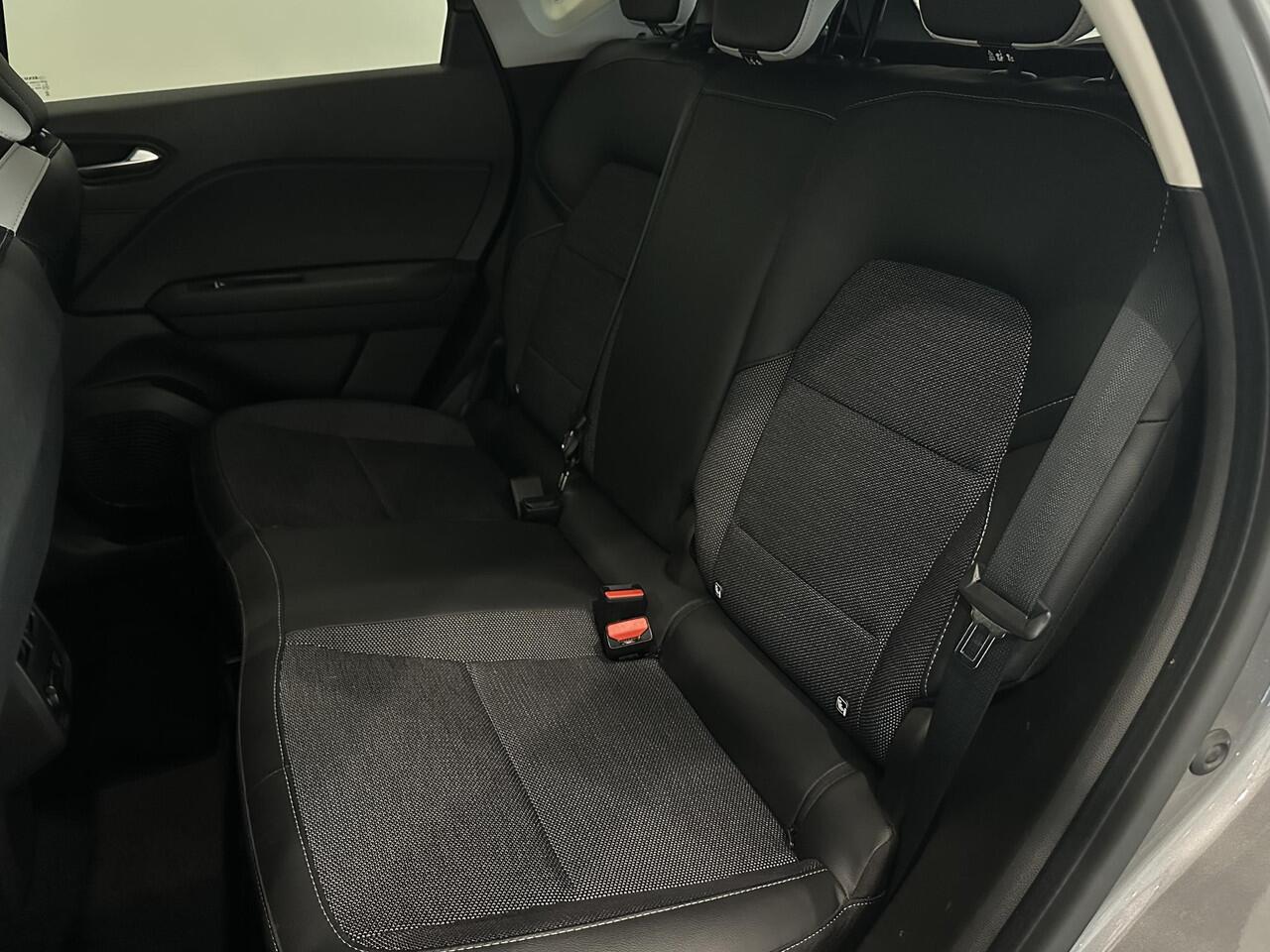 Renault CAPTUR 1.6 E-Tech Full Hybrid 145 Intens | Navigatie | Climate Control | Cruise Control | Lichtmetalen velgen 17" | Parkeersensoren voor, achter en achteruitrijcamera | Apple Carplay/Android Auto