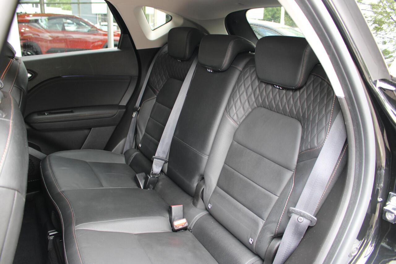 Renault CAPTUR 1.6 E-Tech plug-in hybrid 160 Initiale Paris Automaat | Stoelverwarming | Lederen bekleding | Adaptieve cruise control