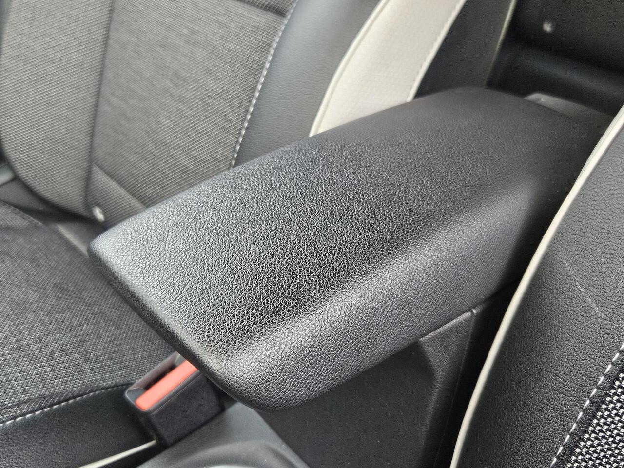 Renault CAPTUR 1.6 E-Tech plug-in hybrid 160 Intens Automaat / Navigatie / Apple Carplay & Android Auto / Parkeersensor Achter / Climate Controle /