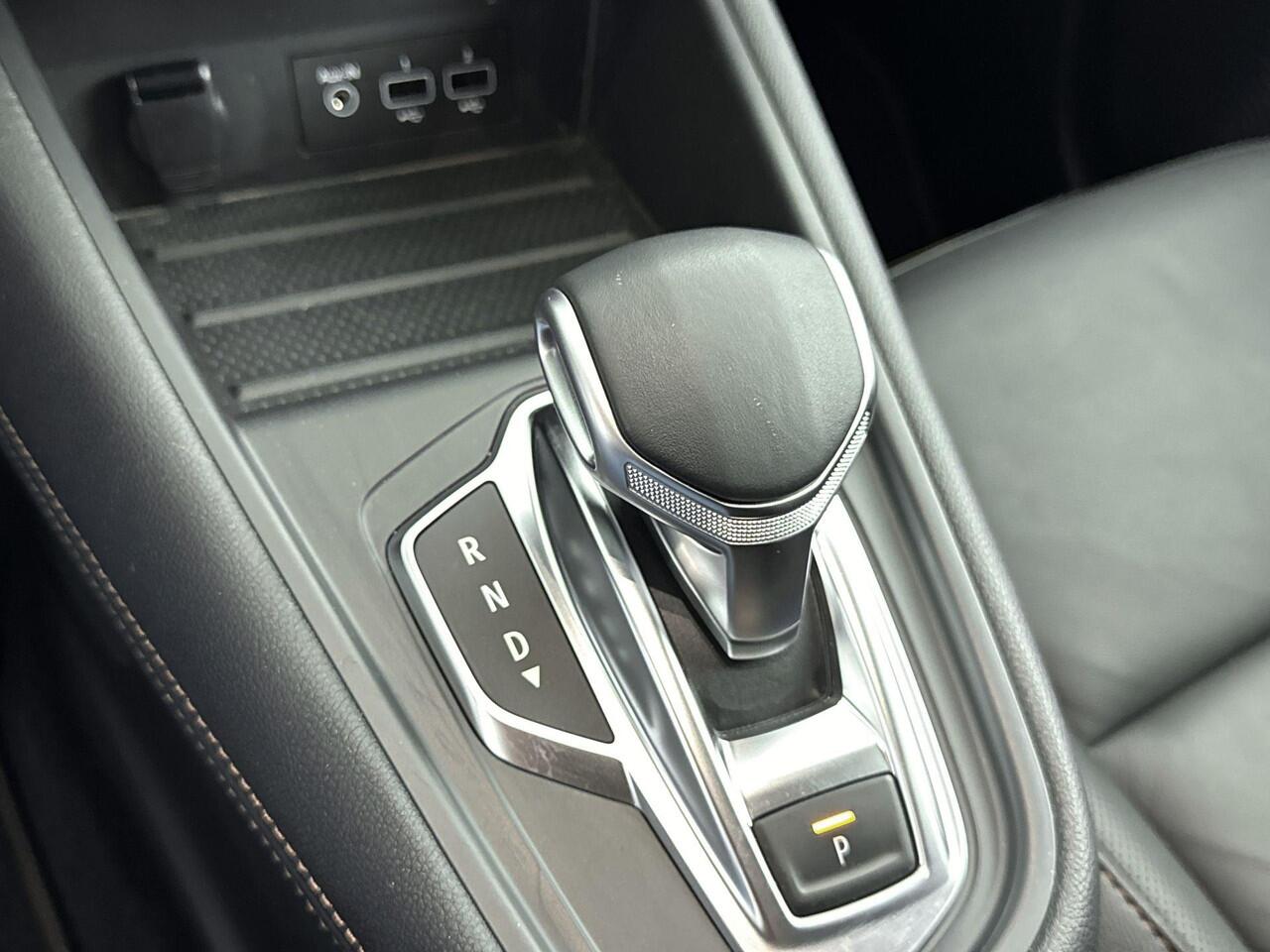 Renault CAPTUR 1.3 TCe Initiale Paris 140PK | Automaat | Lederen Bekleding | Stoel- en Stuurverwarming | Achteruitrijcamera | Apple CarPlay & Android Auto