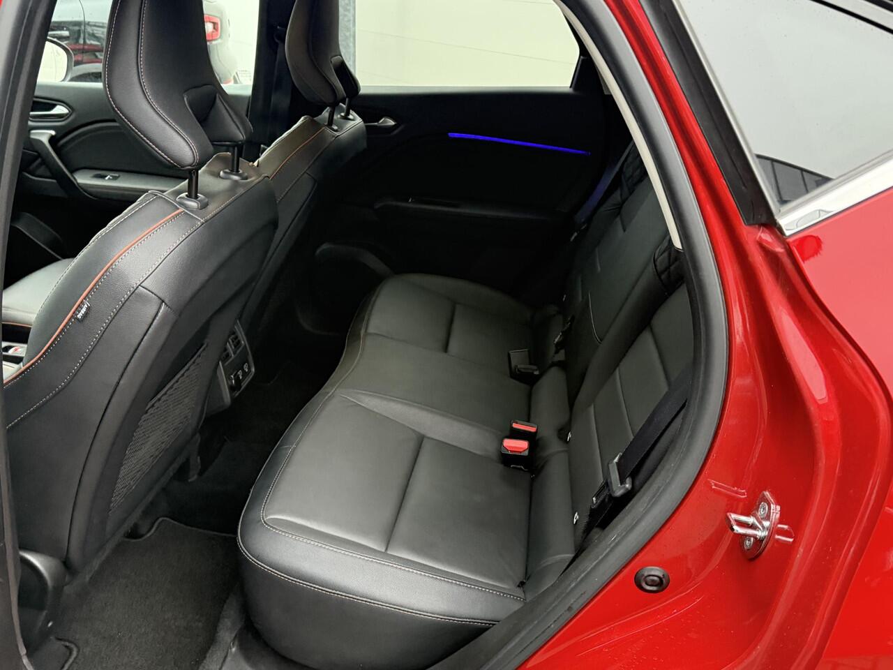 Renault CAPTUR 1.6 E-Tech Hybrid 145 Initiale Paris (Hoge instap) Trekhaak | Camera | Leder | Winter Pack | Navigatie | Dealer Onderhouden