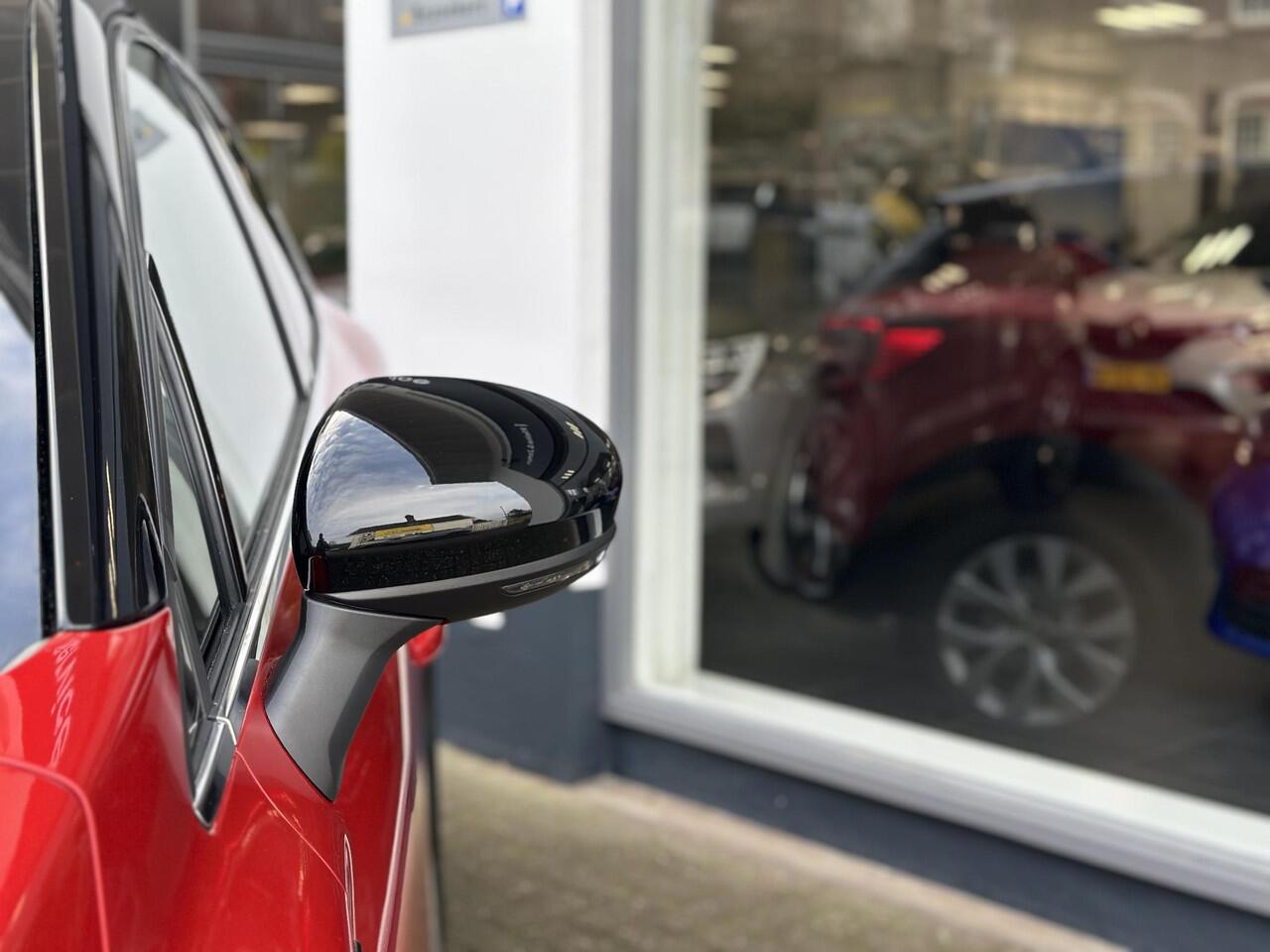 Renault CAPTUR 1.3 TCe 140 EDC Intens | Easylink navigatie | Trekhaak | Lage kilometerstand!! | Dealeronderhouden |