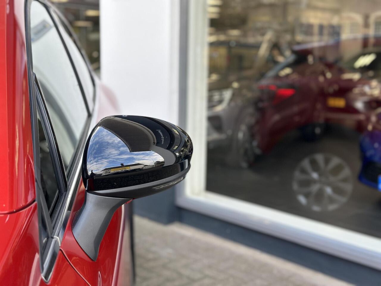 Renault CAPTUR TCe 90 Intens | Easylink navigatie | Dealeronderhouden | Camera achter | Parkeersensoren voor en achter | Premium kleur rouge flamme | Android auto & Apple carplay |