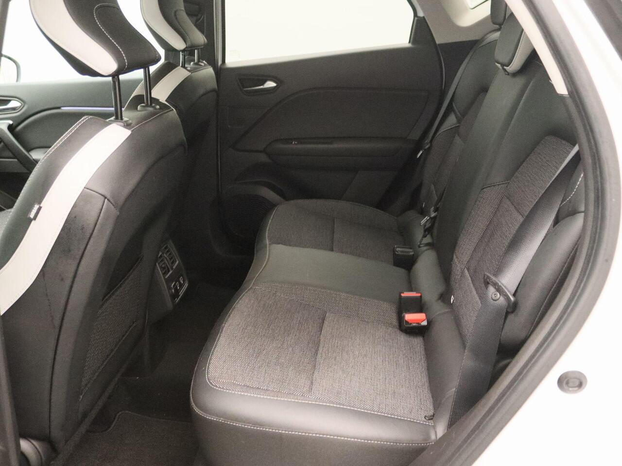 Renault CAPTUR E-Tech Plug-in Hybrid 160 Intens | Camera | PDC Voor + Achter | 9,3" Full-Map Navigatie i.c.m. 10,1" Digitaal Instrumentenpaneel | LED Pure Vision | Climate Control | Cruise Control & Snelheidsbegrenzer | Apple Carplay & Android Auto