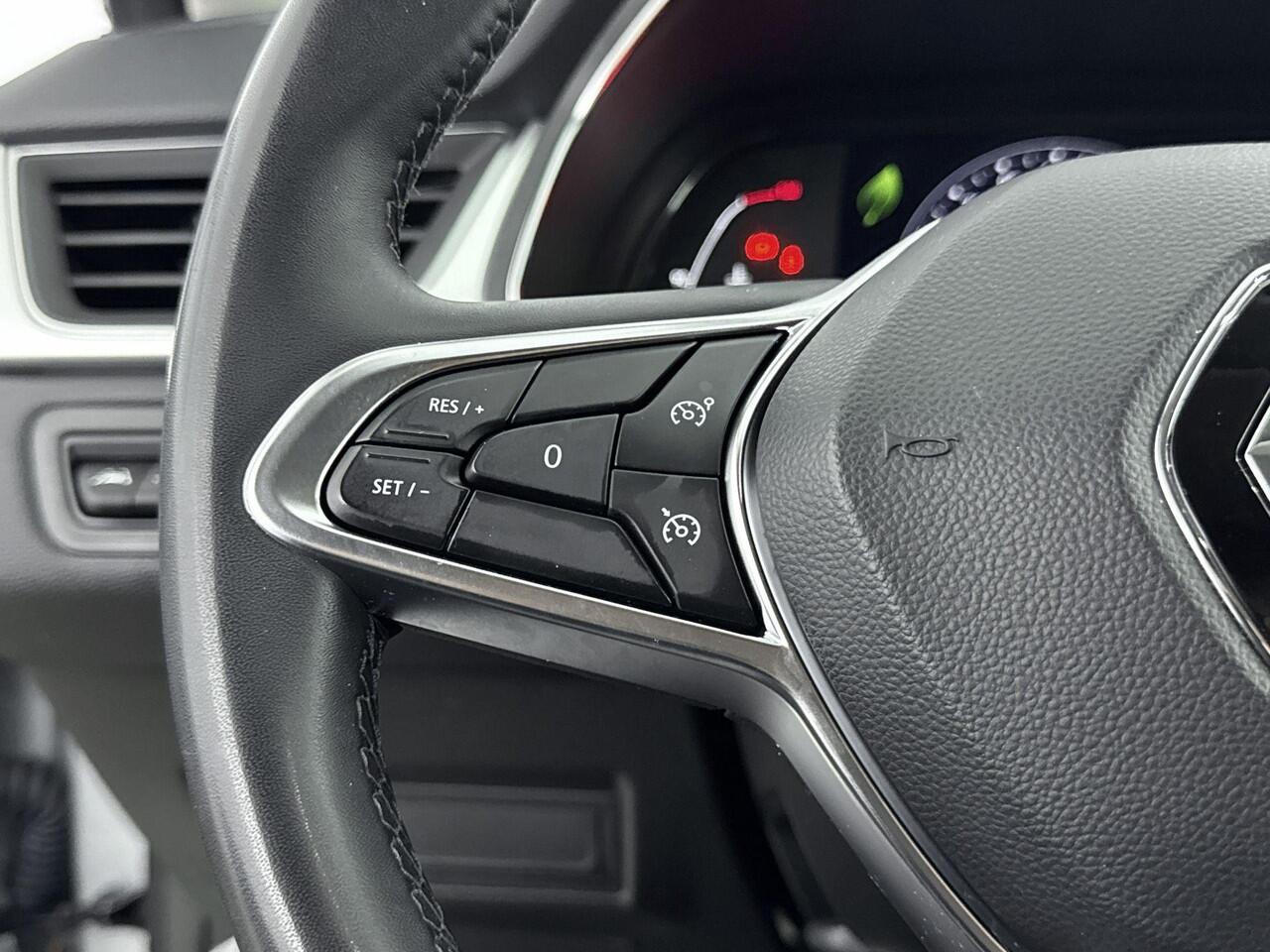 Renault CAPTUR 1.0 TCe 90Pk Intens | Navigatie | Apple Carplay/Android Auto | Cruise Control | Climate Control | Parkeersensoren Voor & Achter | Achteruitrijcamera | Privacy Glass | Keyless Entry |