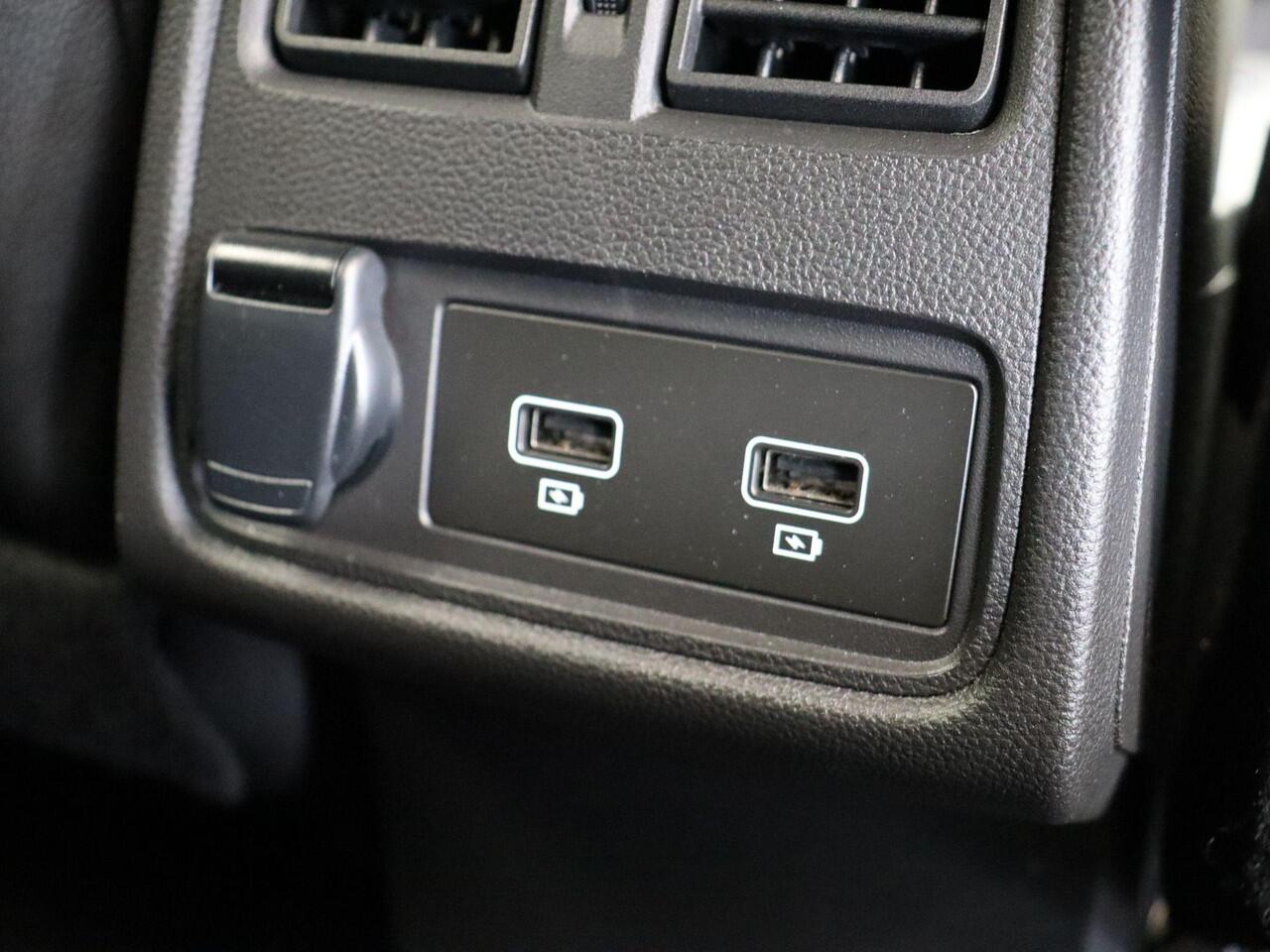 Renault CAPTUR Hybrid 145pk E-tech Engineered | Achteruitrijcamera | Parkeersensoren voor en achter | Cruise control | Climate control |