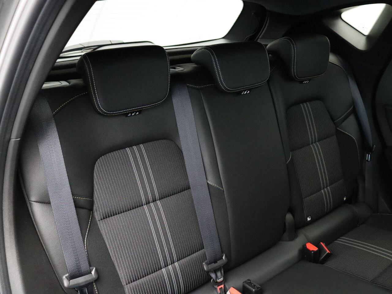 Renault CAPTUR Hybrid 145pk E-tech Engineered | Achteruitrijcamera | Parkeersensoren voor en achter | Cruise control | Climate control |