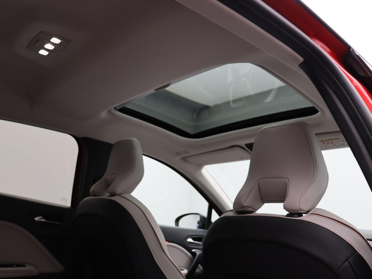 Renault CAPTUR E-Tech Hybrid 145pk Iconic | Bose Audio | Schuif kanteldak | Active driver assist | Lederen bekleding |