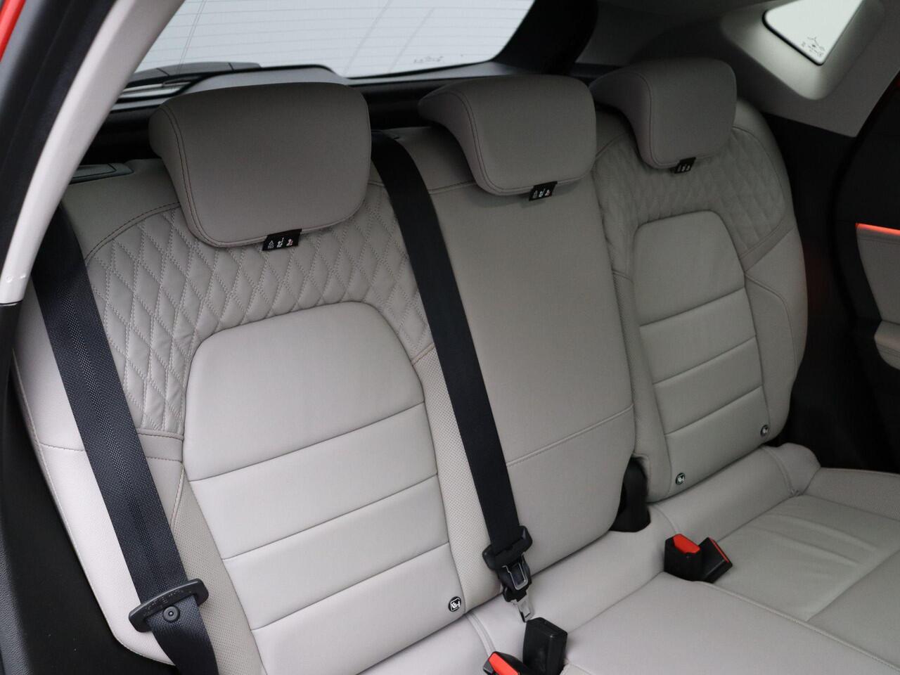 Renault CAPTUR E-Tech Hybrid 145pk Iconic | Bose Audio | Schuif kanteldak | Active driver assist | Lederen bekleding |