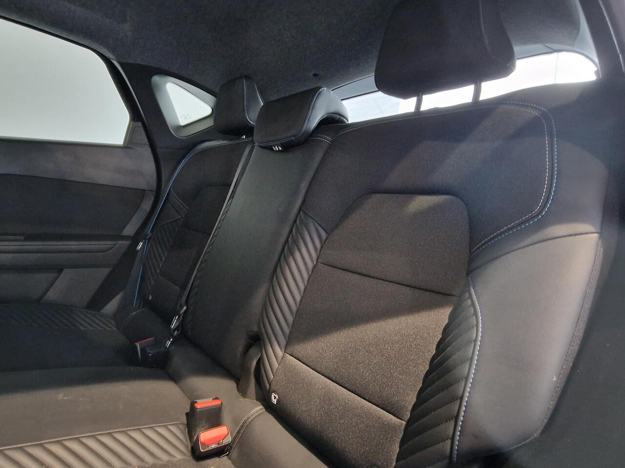 Renault CAPTUR 1.6 E-Tech full hybrid 145 esprit Alpine HARMAN KARDON AUDIO | NAVIGATIE | 360° CAMERA | DODEHOEK DETECTIE | STUURWIEL VERWARMING |