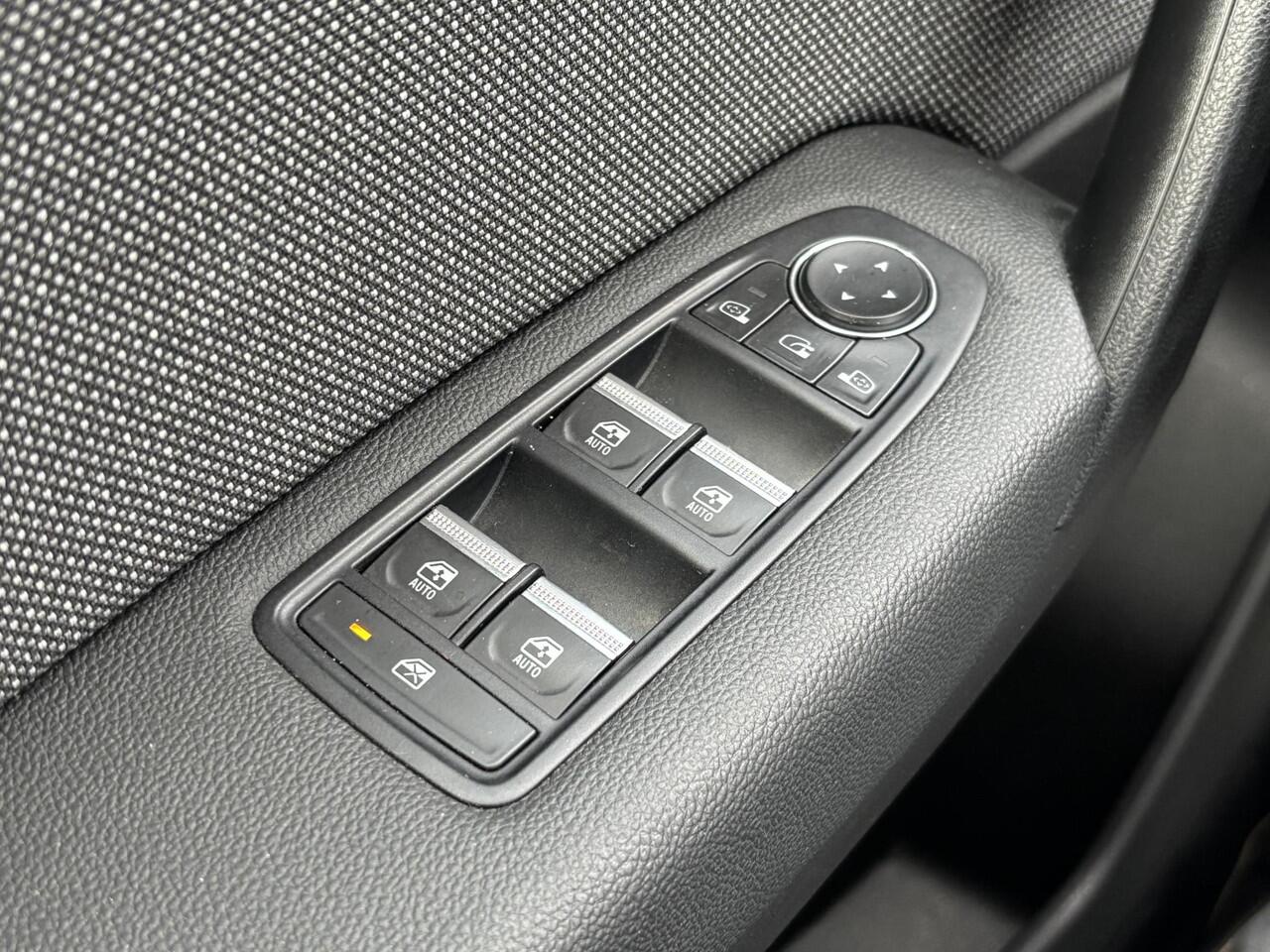 Renault CAPTUR Mild Hybrid 160 EDC Techno Automaat / Fabrieksgarantie tot 09-2026 / All Season Banden / 1.200kg Trekgewicht / Stoel & Stuurverwarming / Achteruitrijcamera / Apple Carplay & Android Auto / Navigatie /