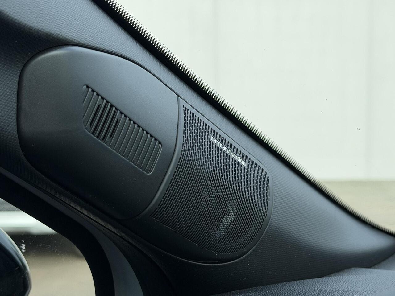 Renault CAPTUR 1.3 mild hybrid 160 esprit Alpine / Trekgewicht 1200 KG / Dealer Onderhouden / Harman Kardon / Two Tone / Adaptieve Cruise Control / Navigatie / Stoel & Stuurwiel Verwarming / Elektrische Stoelen / 360 Camera / PDC / Dodehoek Detectie /